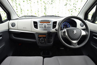 今回テストした「ワゴンR FZ」のインテリア。メーターは、運転の“エコ度合い”によって、照明色がブルーからグリーンへと変わる。