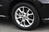 タイヤサイズは、3.6リッターエンジンを搭載する「ラレード」「リミテッド」が265/60R18であるのに対し、「サミット」では265/50R20となっている。