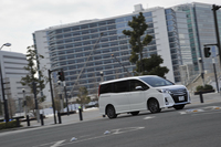 ハイブリッド車の23.8km/リッターという燃費が注目されがちな新型「ノア」だが、ガソリン車も14.0～16.0km/リッターという燃費を実現している（JC08モード）。
    