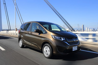 横浜ベイブリッジを行く「フリード ハイブリッドG Honda SENSING」。今回のテスト車には、ダンロップの低燃費タイヤが装着されていた。