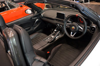 日本仕様のハンドル位置は右となる。