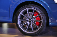 マットチタンルックの20インチアロイホイール。