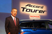 新型アコードを「いつまでも走りつづけたくなるような一台になった」と評する、本田技研工業の福井威夫社長。