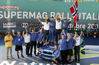 ポディウムで勝利を喜ぶソルベルグとチームクルーたち。「僕らには、まだタイトル獲得の可能性がある。わずかだが、でもまだ残っているんだ」と、まだ希望を捨てていない2003年チャンピオンだ。