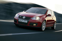 こちらもアウディのダブルグリルっぽい、昨年のフランクフルトショーに出た「ゴルフV」のホットバージョン「GTI」