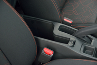 センターコンソールには、変則的な形の小物入れが用意される。運転席側の空間が長くとられているのは、iPadなどタブレット端末を収納するための配慮から。
    