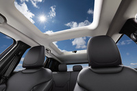 「トレイルホーク」には「マイスカイ」という名のサンルーフがオプションで用意される。前後とも取り外すことができる。