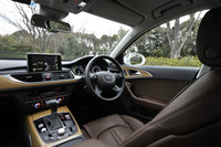 「A6ハイブリッド」のインテリア。他のハイブリッドモデルと同様、インパネのタコメーターの位置にはパワーメーターが配置される。これは0〜100％の単位で、トータルの出力を表示するものだ。 
    