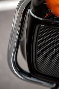 左右のロワフェアリングの中に収められた、ツインクールドエンジン用のラジエーター。