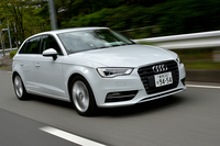 「1.8 TFSIクワトロ」にはスポーツサスペンションが標準装備され、全高は15mm低くなる。