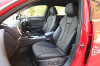 「e-tron」には、形状や表皮の種類、色などの異なる4種類のシートを用意。テスト車には「S line」専用のクロスとレザーのコンビシートが装備されていた。