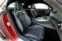 ナッパレザーのAMGスポーツシートが装着される。
    