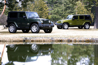 「ラングラーサハラ」（写真左）と4ドアモデルの「ラングラーアンリミテッドサハラ」（写真右）
    