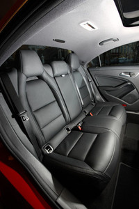 リアシートのヘッドレストも固定式となる。