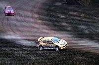 
	ゲームでは、自分の走りをリプレイで見ることができる。カメラワークは、ラリーのビデオなどで研究したそうだ。車種は、黄色がプジョー「206」、赤は三菱「ランサーエボリューション」。
	 