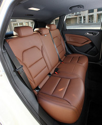 リアシートは前後に140mmスライドすることが可能。