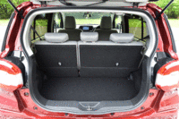 荷室の容量は後席を起こした状態で193リッター、後席をたたんだ状態で670リッターとなっている。（写真をクリックすると、シートの倒れる様子が見られます）