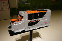 7人乗り仕様車のセンターコンソール内に収まる、リチウムイオンバッテリー。5人乗り仕様車は荷室床下のニッケル水素バッテリーを動力源とするが、バッテリーの違いによる走行性能の差はないとのことだ。