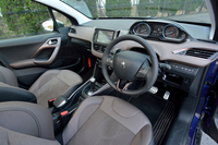 インパネまわりの構造は基本的に「208」と共通。テスト車には販売店オプションのSDカードメモリーナビゲーションが装備されていた。
    