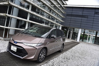 テスト車のボディーカラーは、ブラック×ダークシェリーマイカメタリック。全色に、小さなすり傷を自己修復するクリア塗装「セルフリストアリングコート」が採用されている。