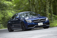 「メルセデスAMG C63 Sクーペ」には、左右輪への適切なトルク配分を行う、電子制御式の「AMGリミテッド・スリップ・デフ」が搭載される。