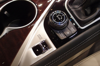 センターコンソールに備わる、ドライブモードの選択スイッチ。
    