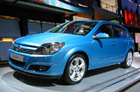 【写真上】：ポルシェ「911GT3RS」>【写真下】：オペル「アストラ」