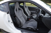 「GT PACKAGE」に装備されるレカロ製のフロントシート。標準車の「BRZ tS」には、表皮にレザーとアルカンターラが用いられたコンビタイプのシートが装備される。
    