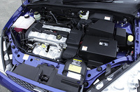 ST170自慢のパワーユニットは、吸排気効率向上のため、大型の吸／排気ポート＆バルブを拡大した「ハイフローアルミシリンダーヘッド」や、連続可変バルブタイミング機構「VVT」を採用。インテークマニフォルドは、管長が変化する「可変デュアルステートインテークマニフォルド」を搭載する。
    
    