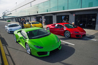 試乗の舞台はオーストラリア・メルボルン郊外のフィリップアイランド・サーキット。ピットレーンに色とりどりの「ウラカンLP580-2」が並ぶ。