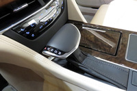 8段ATのシフトセレクター。「CT6」にはシフトパドルが装備されており、手動での変速も可能。