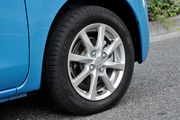 標準車のタイヤサイズは、全グレード共通で155/65R14。写真のアルミホイールは「G」と「G“SA”」のみに装備される。
    