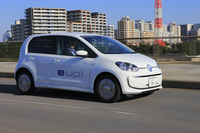 バッテリーには総電圧374V、総電力量18.7kWhのリチウムイオン電池を採用。1回の充電で、185kmの距離を走ることができる（JC08モード）。