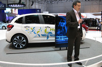 プジョーとシトロエンの「Hybrid Air」は、走行をサポートするアシスト動力に、電動モーターではなく空気とオイルのアキュムレーターを採用している。写真は「シトロエンC4 Hybrid Air」。