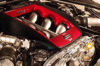 最高出力600ps、最大トルク66.5kgmを発生する3.8リッターV6ツインターボエンジン。NISMOエンブレム付きのエンジンカバーを備えている。