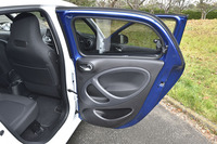 リアドアは直角に近い85度まで開く。ドアの前後長も約80cmと短い。