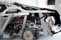 エンジンオイルの潤滑方式をドライサンプにすることで、オイルパンを廃し、エンジン搭載位置をより低くすることができたという。