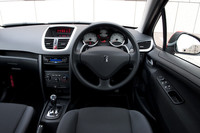 運転席まわりの様子。白い三連メーターは、オートバイを意識したディテールだ。