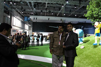 ドラえもん人形の前で記念撮影するインド人プレス団。