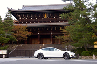 無事に京都入りした「モデルS」。知恩院の前で。