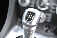 シフトレバー。トランスミッションは6段の伝統的なMTに限られる。