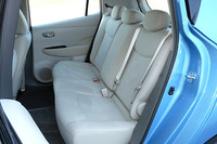 後席には3点式のシートベルトとヘッドレストが3人分備わる。