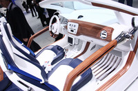 ウッドがふんだんに使われる、個性的な「up! azzurra sailing team」のインテリア。