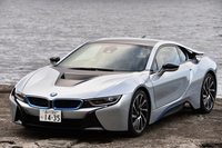 「BMW i8」は、BMWの新しいサブブランド「BMW i」からリリースされる、プラグインハイブリッドのスポーツカー。日本では2013年11月にデビューした。
    