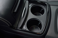 センターコンソールのカップホルダーには、保冷・保温機能が備わる。