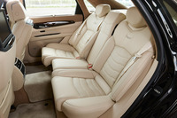 リアシートの左右席にはリクライニングおよびスライド調整機構を採用。またリアの中央席を除く全席に、ヒーターやベンチレーション、マッサージ機構が装備される。