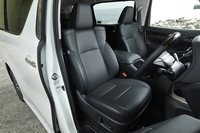 「SR“Cパッケージ”」の運転席は、本革仕様の8ウェイパワーシート。助手席にはオットマン機能も備わる。