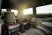 シートレイアウトは全席セパレート式の6人乗り仕様のほか、2／3列目を3座とした7人乗り仕様、8人乗り仕様も用意している。