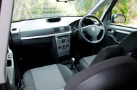 ドリンクホルダーも、センターコンソール、リアボックス、リアテーブルなど、随所に用意される。アームレスト内部や、助手席下に小物入れがあるなど、気が利いている。一方、運転席まわりに、サイフや小銭、携帯電話をヒョイと置くスペースがないことは、欧州車共通か。