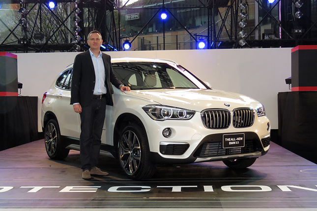 新型「BMW X1」と、BMWジャパンのペーター・クロンシュナーブル代表取締役社長。